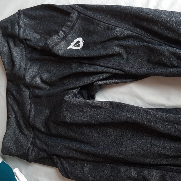 Workout clothing bundle! Under Armour, Lole, QueenieKe. Mostly small or XS - Picture 10 of 10